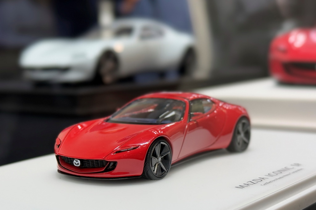 マツダ iconic sp 1/43 モデルカー　ホワイトとレッドの2台セット。 MAZDA ICONIC SP 1:43 Red&White Set - メルカリ