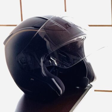 バイクの楽しみ、ヘルメットのほんの小さな特殊ネジを入手してDIY作業